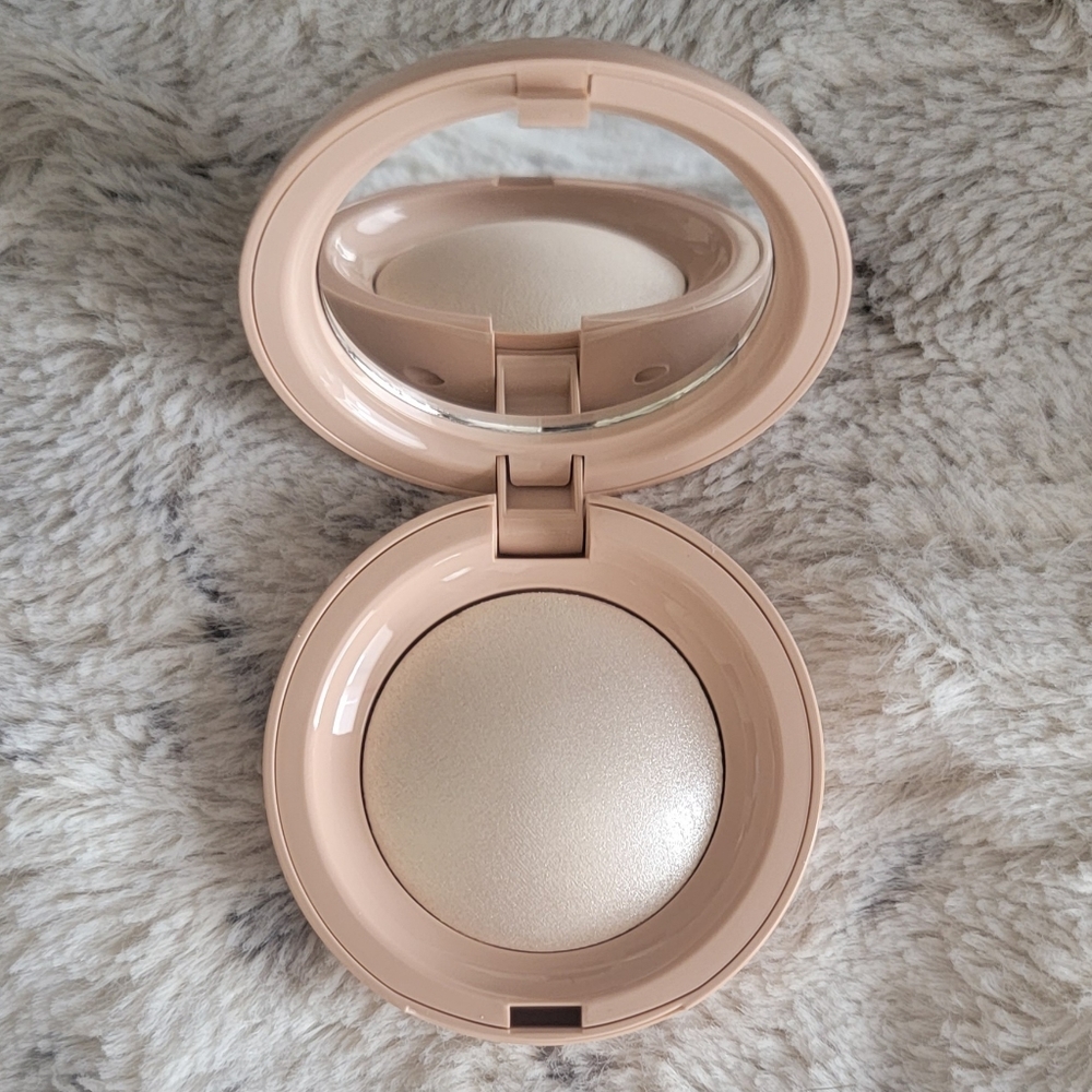 Enlighten - Rare Beauty Highlighter Selena Gomez - Picture 2 of 14